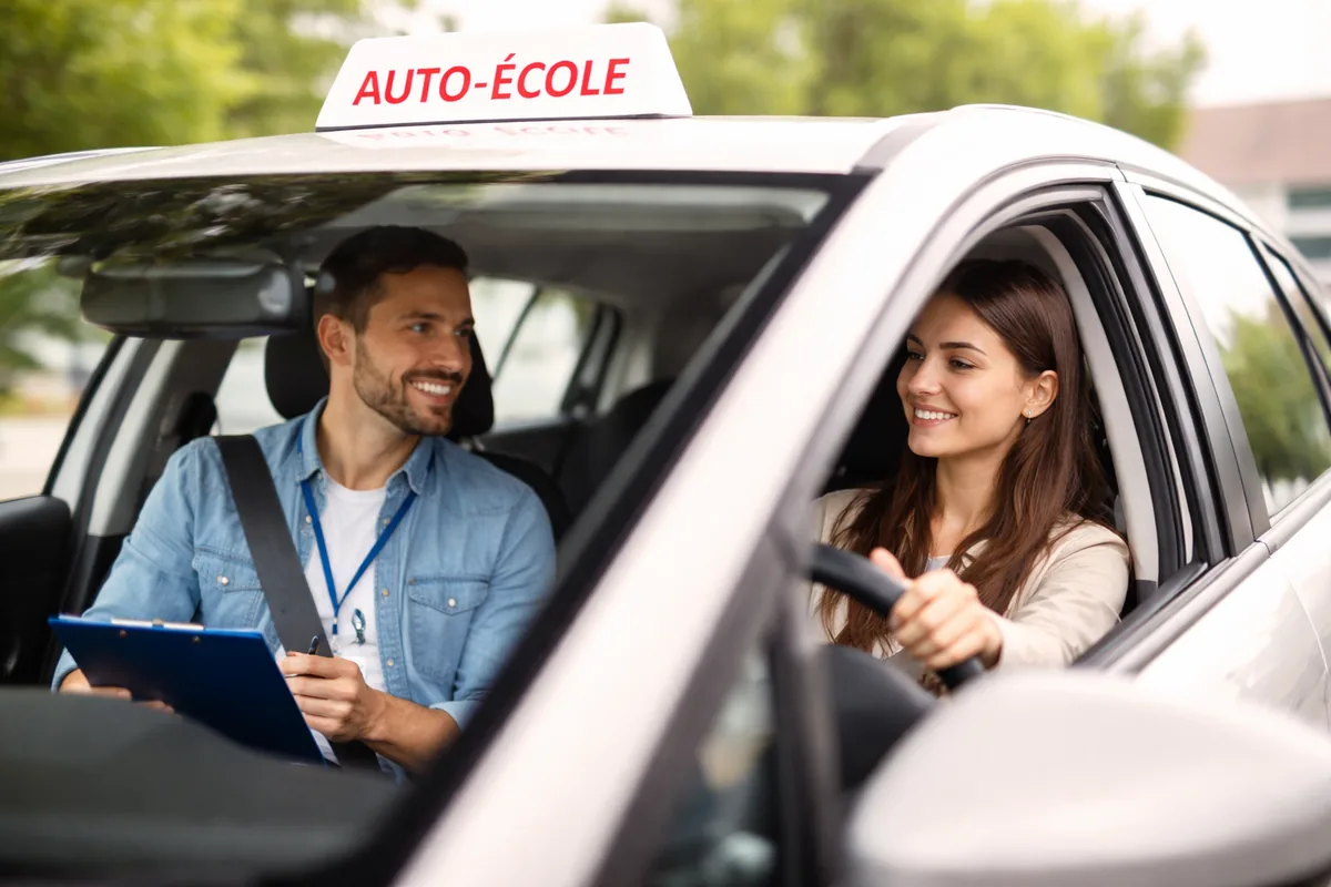 Comment se déroule la formation en auto-école pour le permis de conduire